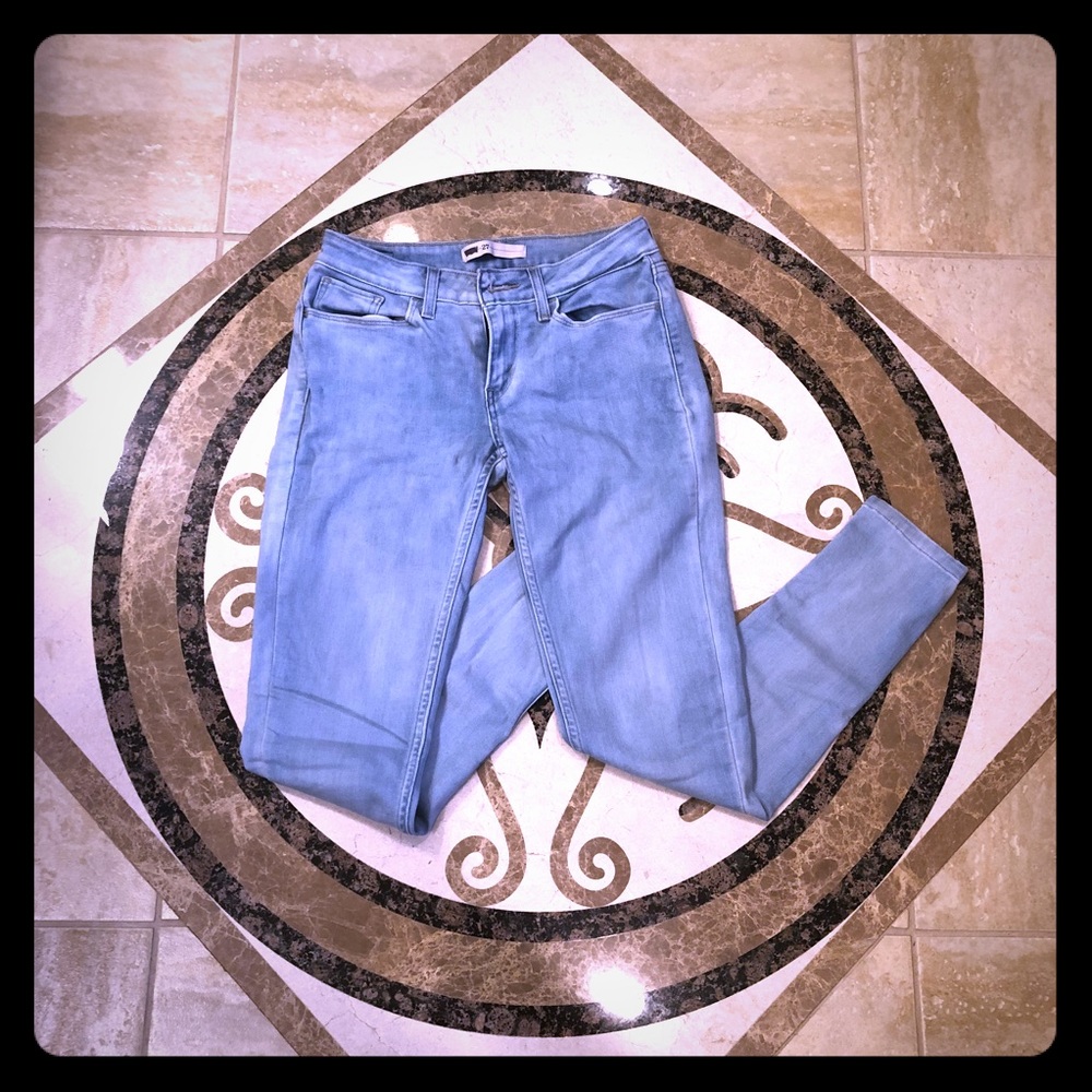 Light wash Levi’s Skinny Jeans sz 27 👖